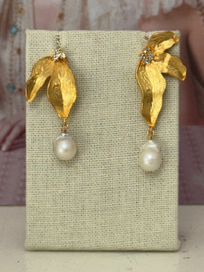 Such Grace and Style Pearl Earrings