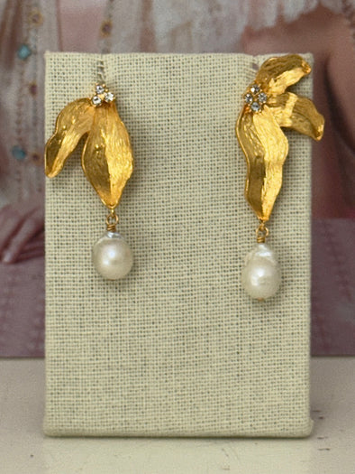 Such Grace and Style Pearl Earrings