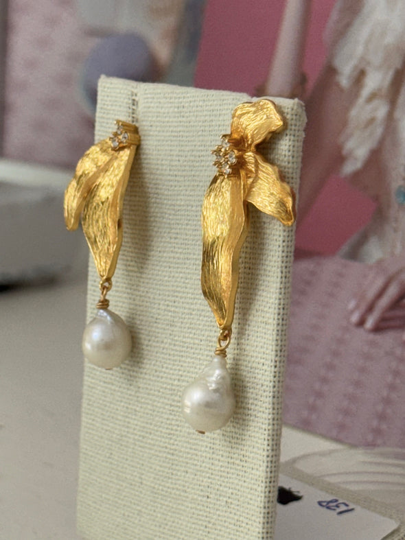 Such Grace and Style Pearl Earrings
