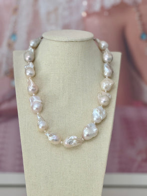 Quiet But Luxurious Baroque Pearl Necklace