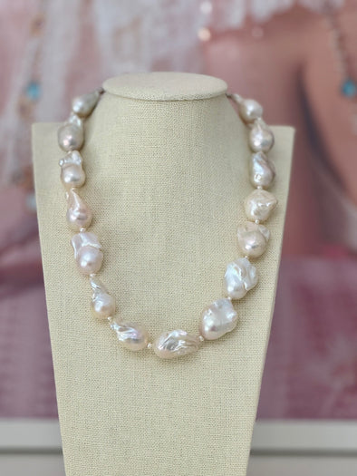 Quiet But Luxurious Baroque Pearl Necklace