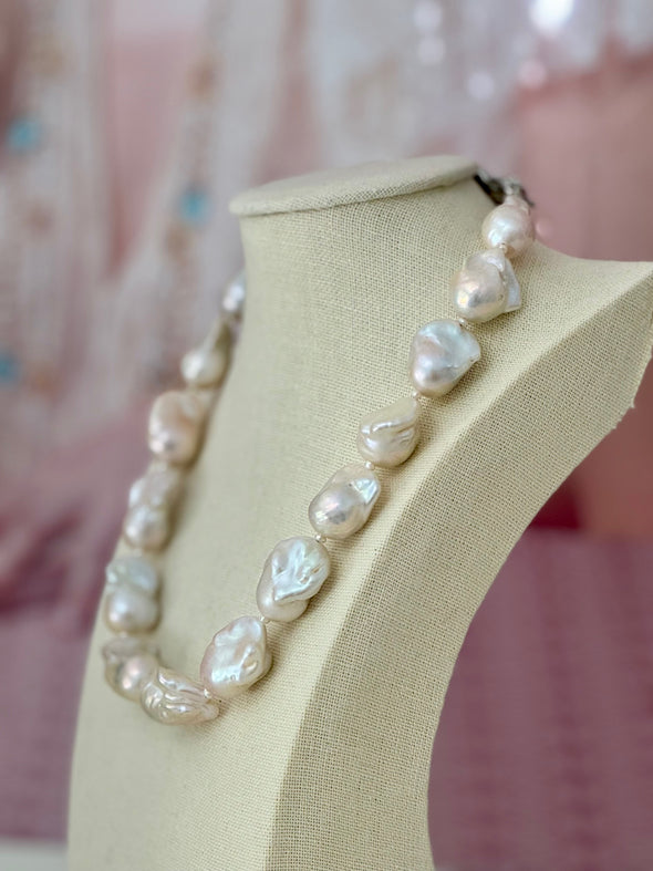 Quiet But Luxurious Baroque Pearl Necklace